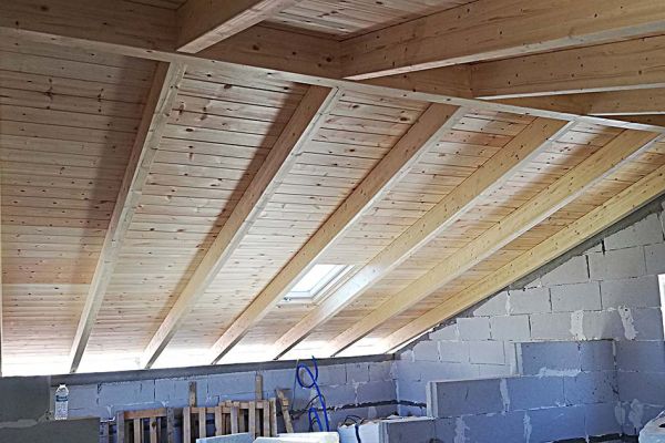 Εμφανής στέγη με σύνθετη ξυλεία στο Λαύριο Αττικής