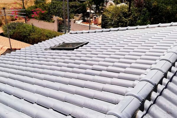 Στέγη με μαύρα κεραμίδια στο Λαύριο Αττικής