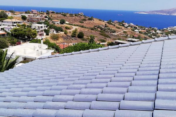 Στέγη με μαύρα κεραμίδια στο Λαύριο Αττικής
