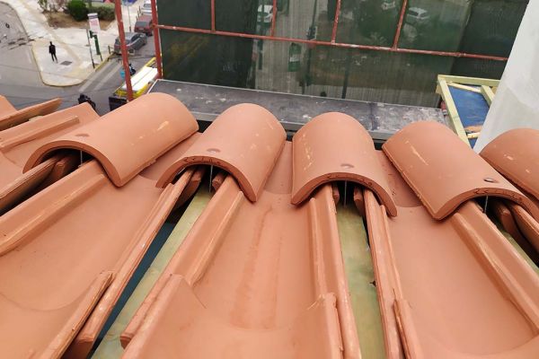 Σκεπή με κόκκινο βυζαντινό κεραμίδι σε διατηρητέο κτίριο στην  Αθήνα