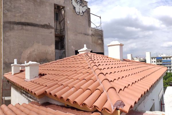 Σκεπή με κόκκινο βυζαντινό κεραμίδι σε διατηρητέο κτίριο στην  Αθήνα