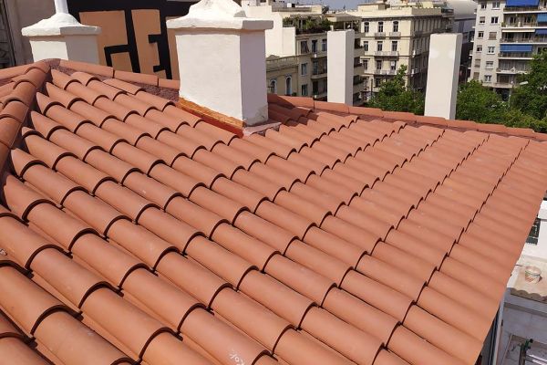 Σκεπή με κόκκινο βυζαντινό κεραμίδι σε διατηρητέο κτίριο στην  Αθήνα