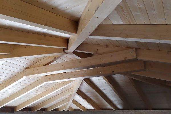 Εμφανής στέγη με κόκκινο επισμαλτομένο κεραμίδι στο Σκάλωμα Ναυπάκτου