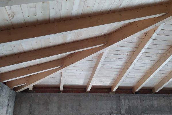 Εμφανής στέγη με κόκκινο επισμαλτομένο κεραμίδι στο Σκάλωμα Ναυπάκτου