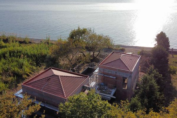 Εμφανής στέγη με κόκκινο επισμαλτομένο κεραμίδι στο Σκάλωμα Ναυπάκτου