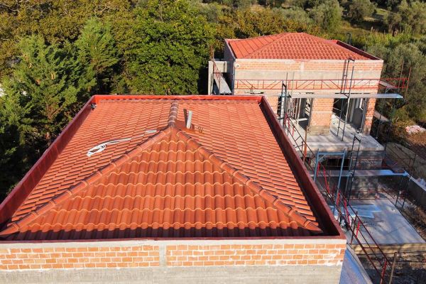 Εμφανής στέγη με κόκκινο επισμαλτομένο κεραμίδι στο Σκάλωμα Ναυπάκτου