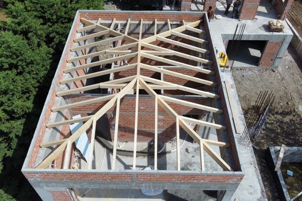 Εμφανής στέγη με κόκκινο επισμαλτομένο κεραμίδι στο Σκάλωμα Ναυπάκτου