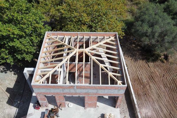 Εμφανής στέγη με κόκκινο επισμαλτομένο κεραμίδι στο Σκάλωμα Ναυπάκτου