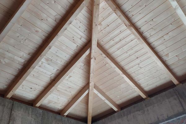 Εμφανής στέγη με κόκκινο επισμαλτομένο κεραμίδι στο Σκάλωμα Ναυπάκτου