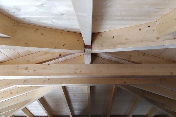 Εμφανής στέγη με κόκκινο επισμαλτομένο κεραμίδι στο Σκάλωμα Ναυπάκτου