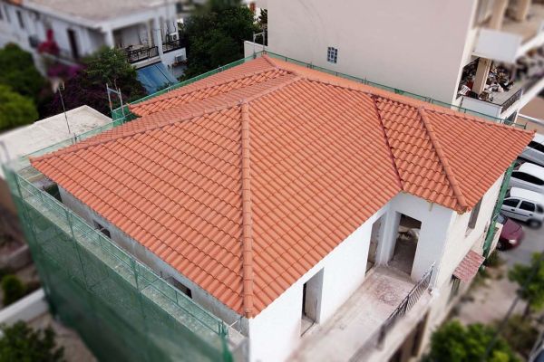 Εμφανής στέγη με κόκκινο κεραμίδι στη Νέα Φιλαδέλφεια Αττικής