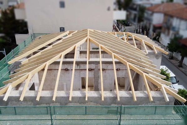 Εμφανής στέγη με κόκκινο κεραμίδι στη Νέα Φιλαδέλφεια Αττικής