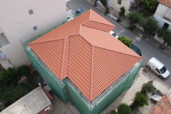 Εμφανής στέγη με κόκκινο κεραμίδι στη Νέα Φιλαδέλφεια Αττικής