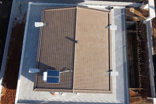 Σκεπή με καφέ κεραμίδια σε κτίριο στην Εκάλη Αττικής