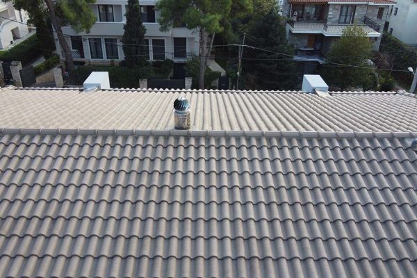 Σκεπή με καφέ κεραμίδια σε κτίριο στην Εκάλη Αττικής