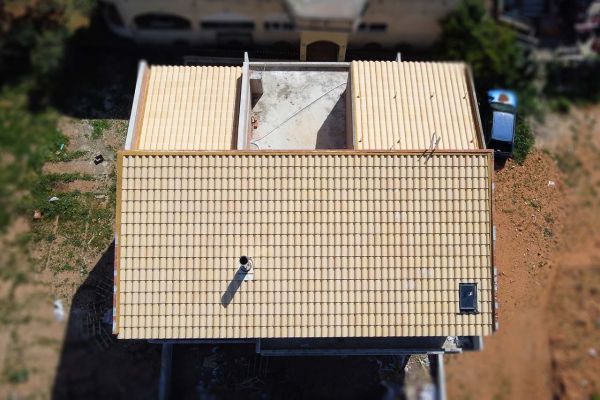 Σκεπή με κίτρινα κεραμίδια σε κτίριο στη Παλλήνη Αττικής