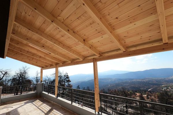 Εμφανής στέγη με κόκκινο επισμαλτομένο κεραμίδι στην Ιπποκράτειο Πολιτεία