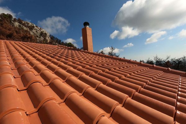 Εμφανής στέγη με κόκκινο επισμαλτομένο κεραμίδι στην Ιπποκράτειο Πολιτεία