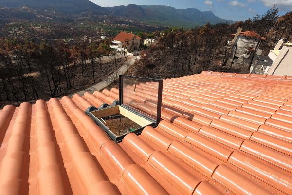 Εμφανής στέγη με κόκκινο επισμαλτομένο κεραμίδι στην Ιπποκράτειο Πολιτεία