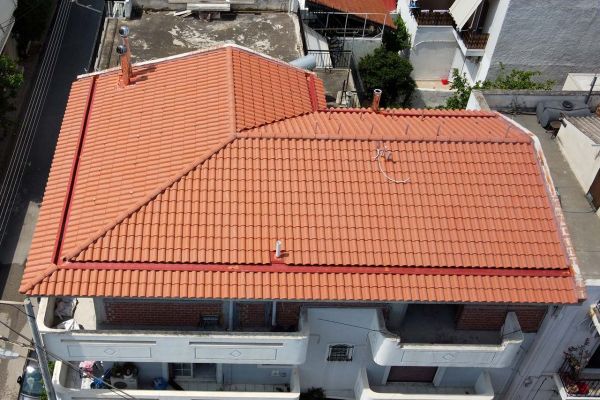 Σκεπή με κόκκινα κεραμίδια σε κτίριο στο Περιστέρι Αττικής