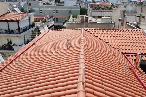 Σκεπή με κόκκινα κεραμίδια σε κτίριο στο Περιστέρι Αττικής