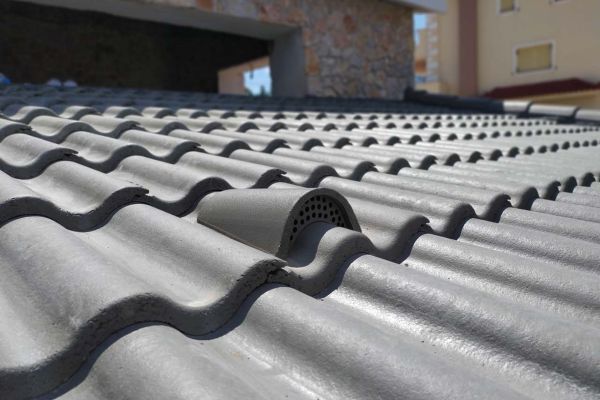 Στέγη με μαύρα κεραμίδια σουιδικού τύπου  και εσωτερικό λούκι απόληξης υδάτων στην Ιπποκράτειο Πολιτεία