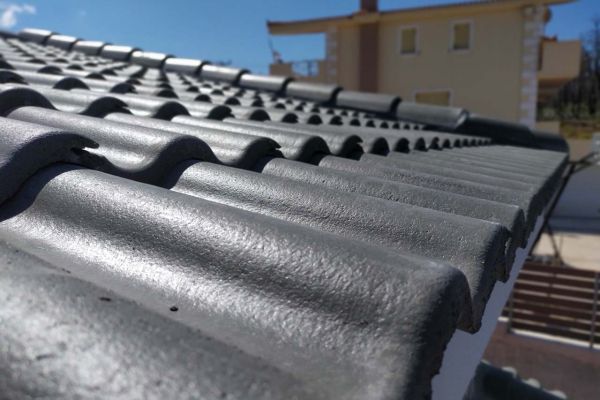 Στέγη με μαύρα κεραμίδια σουιδικού τύπου  και εσωτερικό λούκι απόληξης υδάτων στην Ιπποκράτειο Πολιτεία