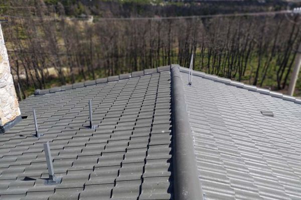 Στέγη με μαύρα κεραμίδια σουιδικού τύπου  και εσωτερικό λούκι απόληξης υδάτων στην Ιπποκράτειο Πολιτεία