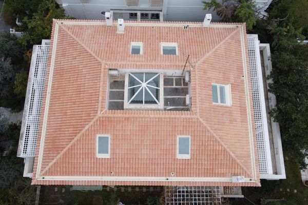 Στέγη με ροζ κεραμίδια στην Ιπποκράτειο Πολιτεία