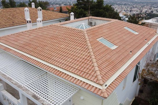 Στέγη με ροζ κεραμίδια στην Ιπποκράτειο Πολιτεία