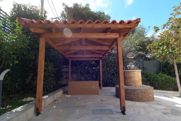 Κατασκευή σκέπαστρου βεράντας με κόκκινο κεραμίδι στη Πεντέλη