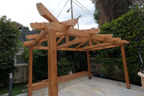 Κατασκευή σκέπαστρου βεράντας με κόκκινο κεραμίδι στη Πεντέλη