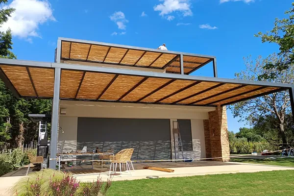 Επένδυση μεταλλικού σκελετού με καλάμια λυγαριάς στη Ναύπακτο