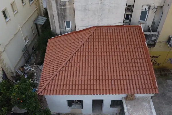 Βυζαντινό κόκκινο κεραμίδι σε εμφανή στέγη στο Μαρούσι
