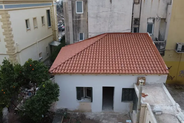 Βυζαντινό κόκκινο κεραμίδι σε εμφανή στέγη στο Μαρούσι