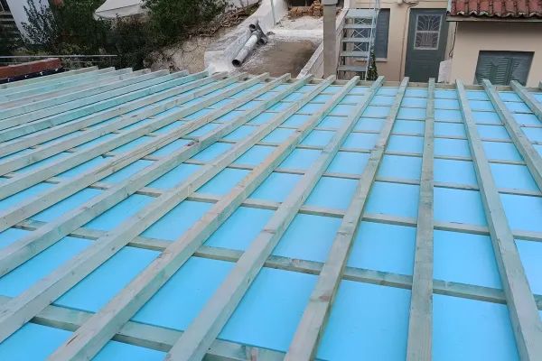 Βυζαντινό κόκκινο κεραμίδι σε εμφανή στέγη στο Μαρούσι