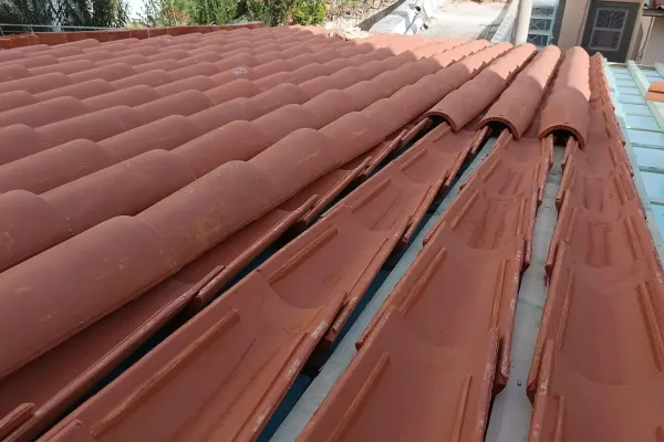 Βυζαντινό κόκκινο κεραμίδι σε εμφανή στέγη στο Μαρούσι