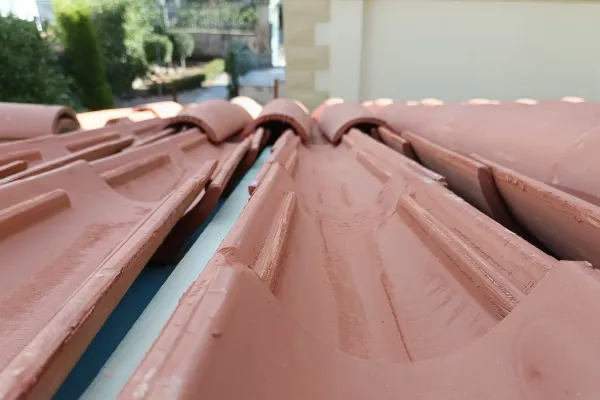 Βυζαντινό κόκκινο κεραμίδι σε εμφανή στέγη στο Μαρούσι