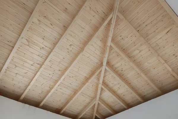 Βυζαντινό κόκκινο κεραμίδι σε εμφανή στέγη στο Μαρούσι