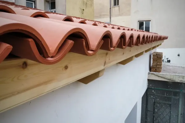 Βυζαντινό κόκκινο κεραμίδι σε εμφανή στέγη στο Μαρούσι