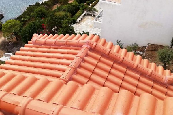 Στέγη με κόκκινα κεραμίδια στα Δικαστικά Αττικής