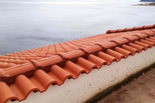 Στέγη με κόκκινα κεραμίδια στα Δικαστικά Αττικής