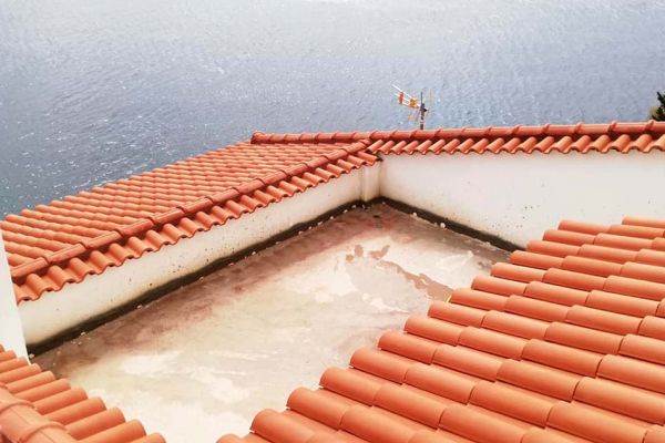Στέγη με κόκκινα κεραμίδια στα Δικαστικά Αττικής