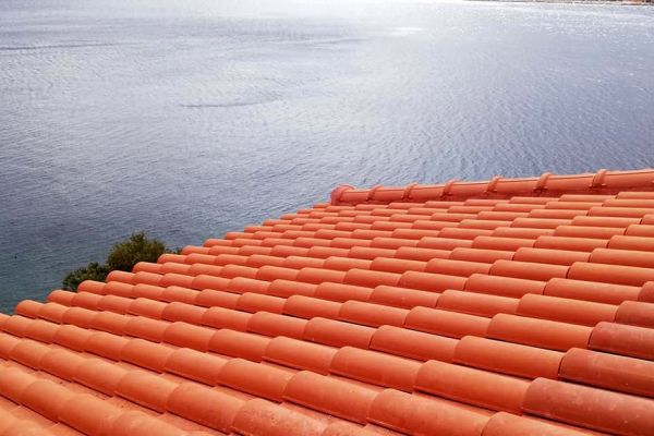 Στέγη με κόκκινα κεραμίδια στα Δικαστικά Αττικής