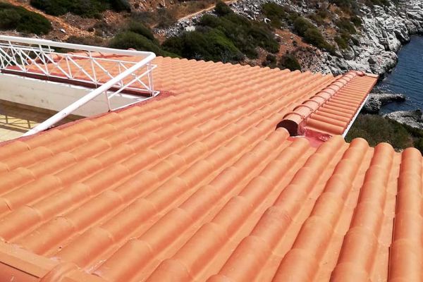 Στέγη με κόκκινα κεραμίδια στα Δικαστικά Αττικής