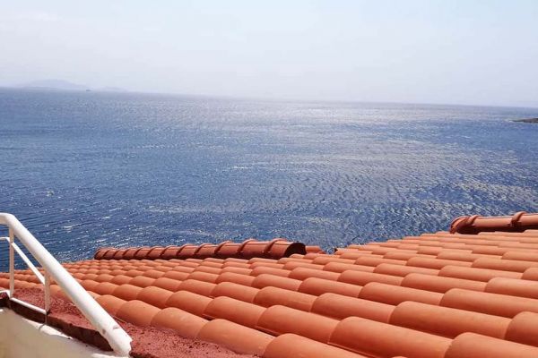 Στέγη με κόκκινα κεραμίδια στα Δικαστικά Αττικής