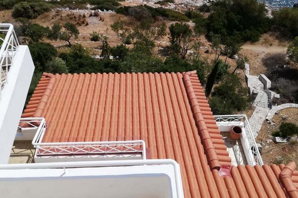 Στέγη με κόκκινα κεραμίδια στα Δικαστικά Αττικής