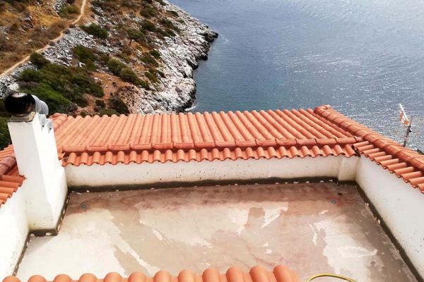 Στέγη με κόκκινα κεραμίδια στα Δικαστικά Αττικής