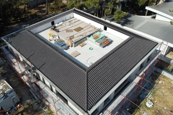 Βαμμένο μαύρο κεραμίδι στην Εκάλη