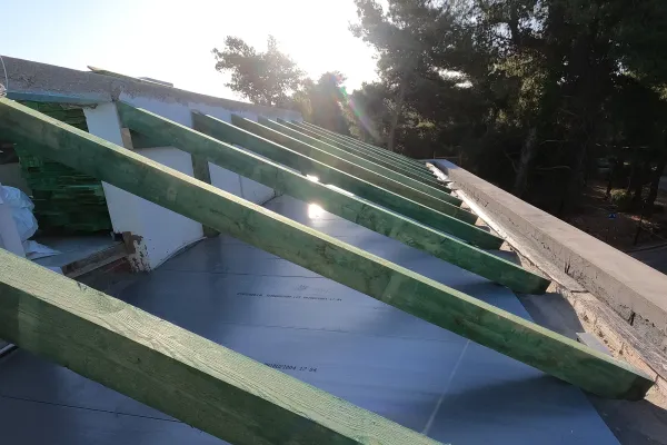 Βαμμένο μαύρο κεραμίδι στην Εκάλη